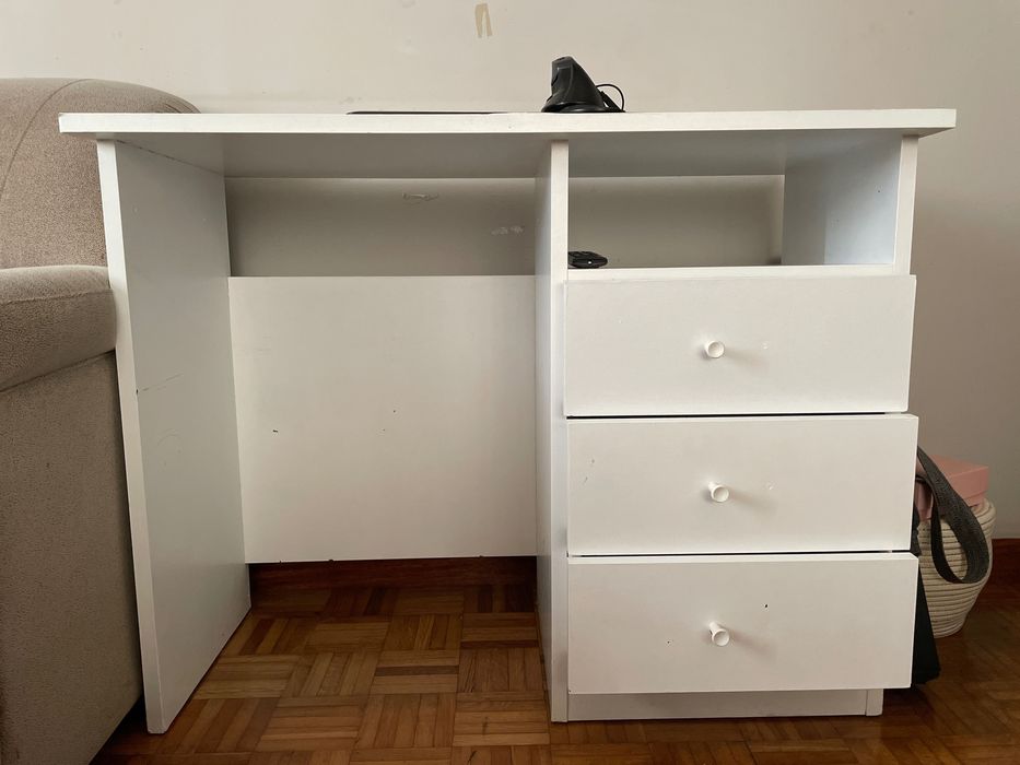 Secretaria de estudo com gavetas