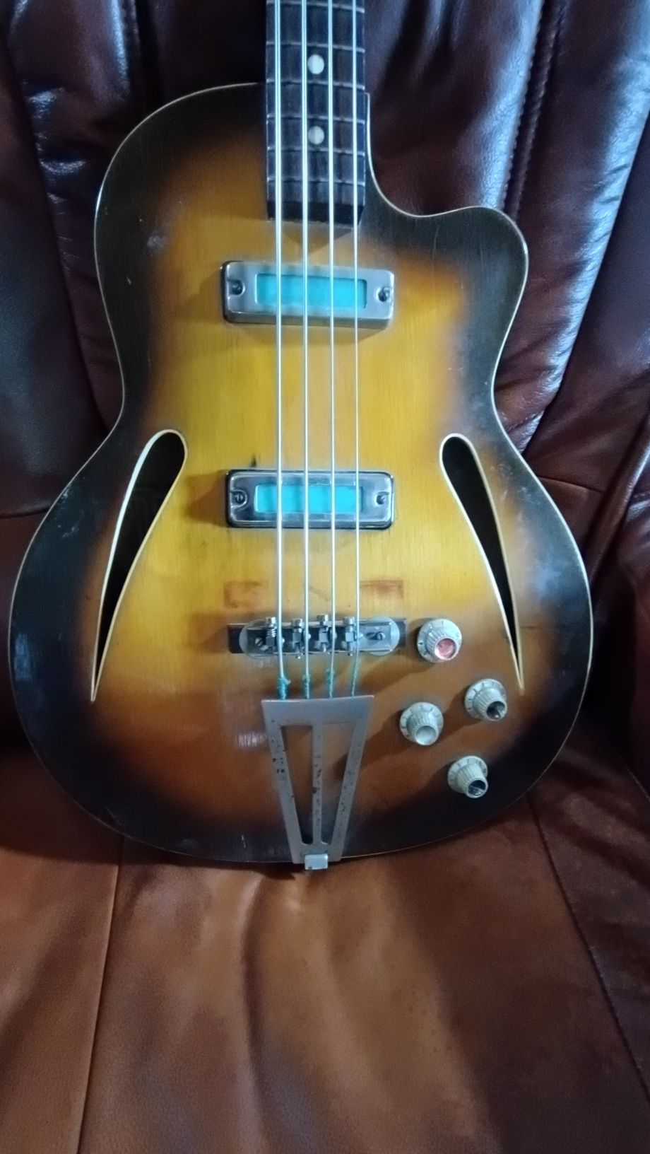 Gitara basowa Defil Orlik