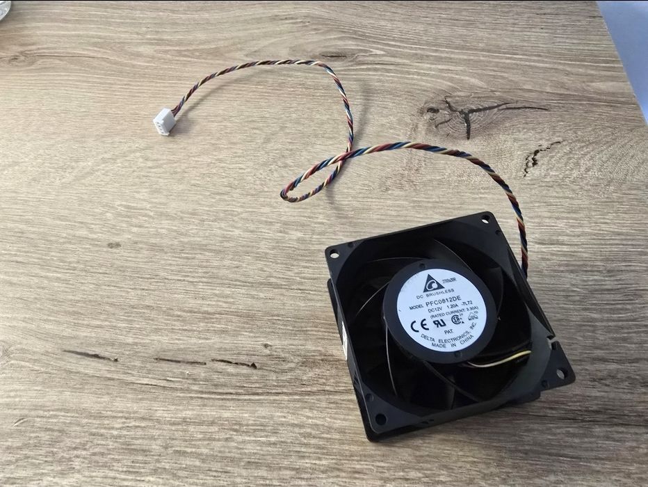 Мощный серверный вентилятор Delta PFC0812DE (12V, до ЗА).