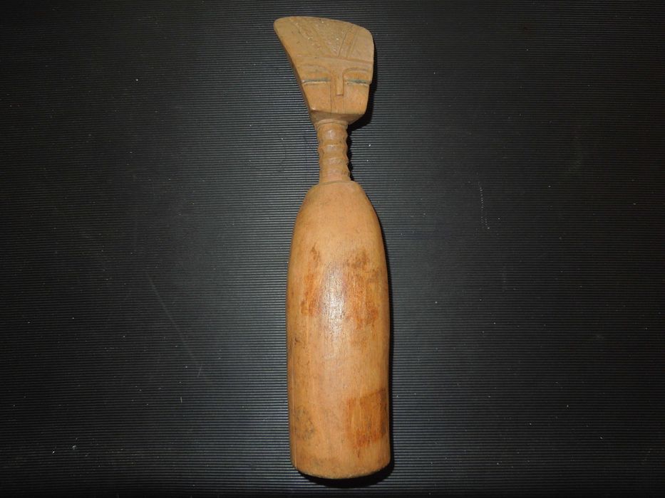 boneca africana usada na tribo Abron