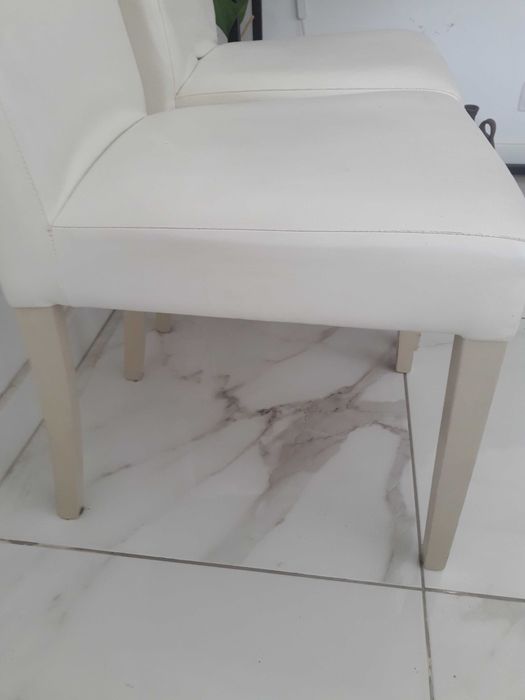 4 cadeiras em madeira e ecopele