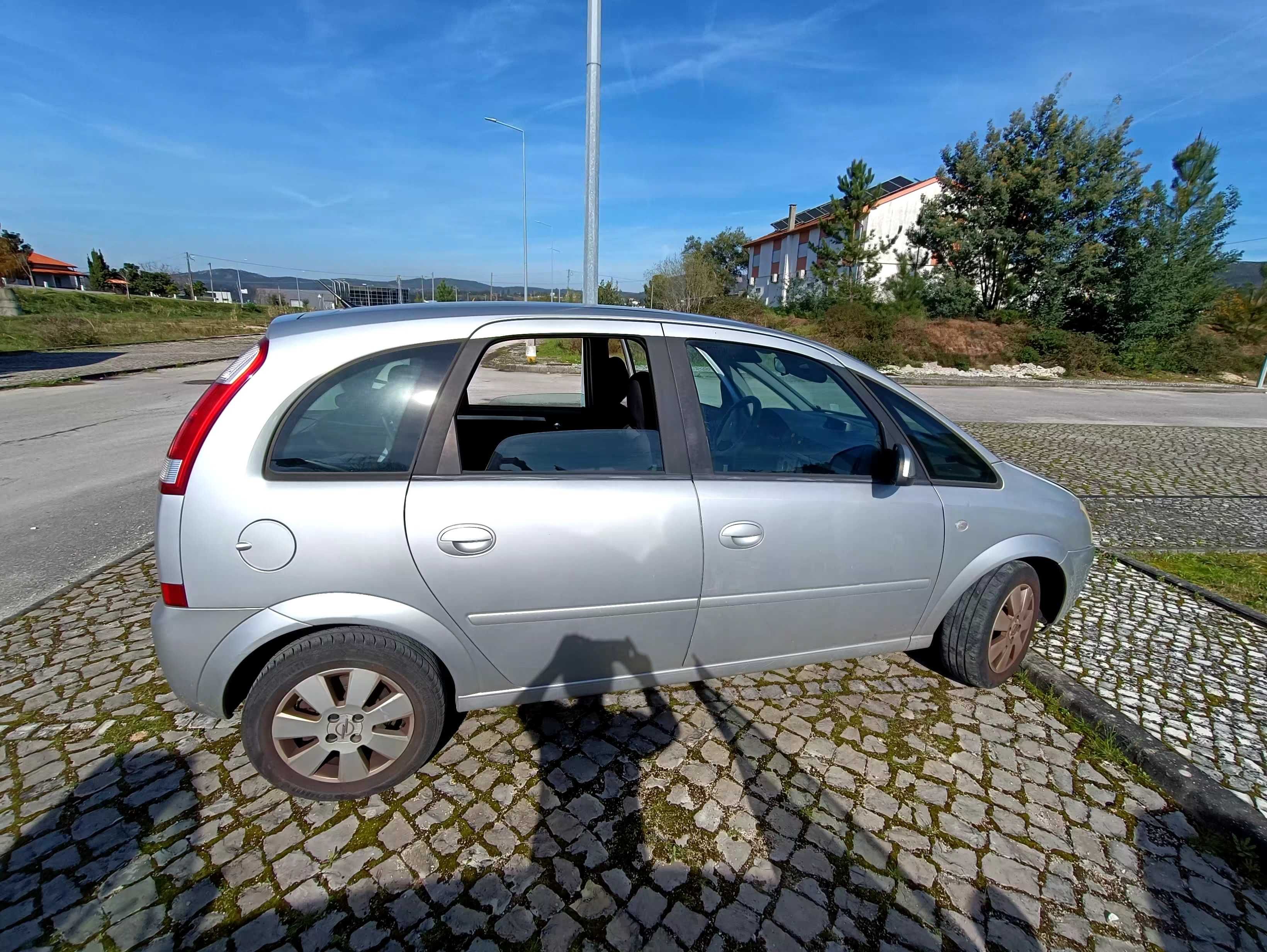 Opel Meriva 1.6 muito estimado 100 CV a gasolina, muito econômico