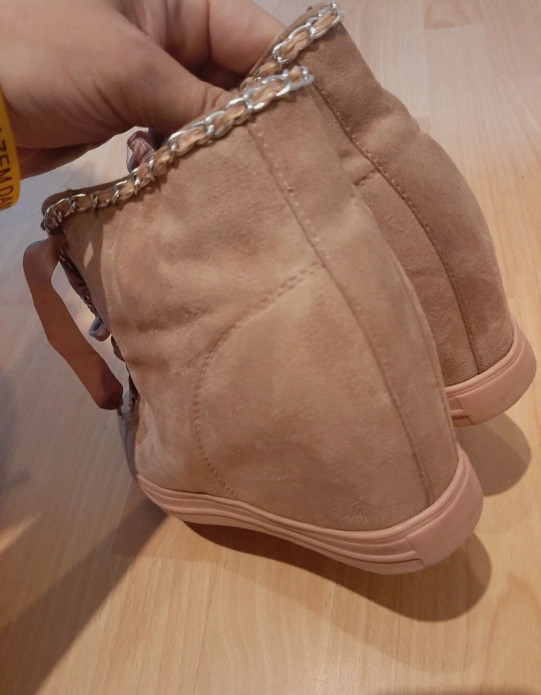 Buty na koturnie