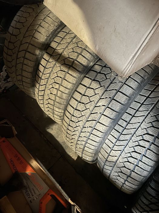 Продам резину 2023 року зима 215/50r17
