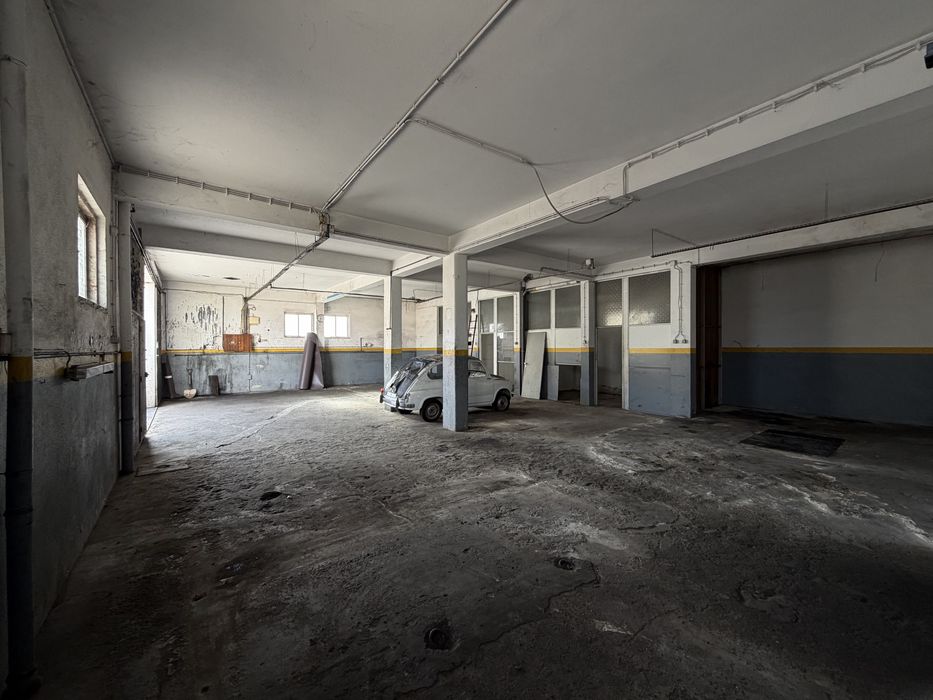 Armazem p/ Arrendar 200m2 Famões