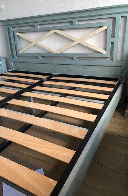 Cama king em madeira azul de casal