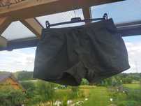 Spodenki cargo w kolorze khaki.