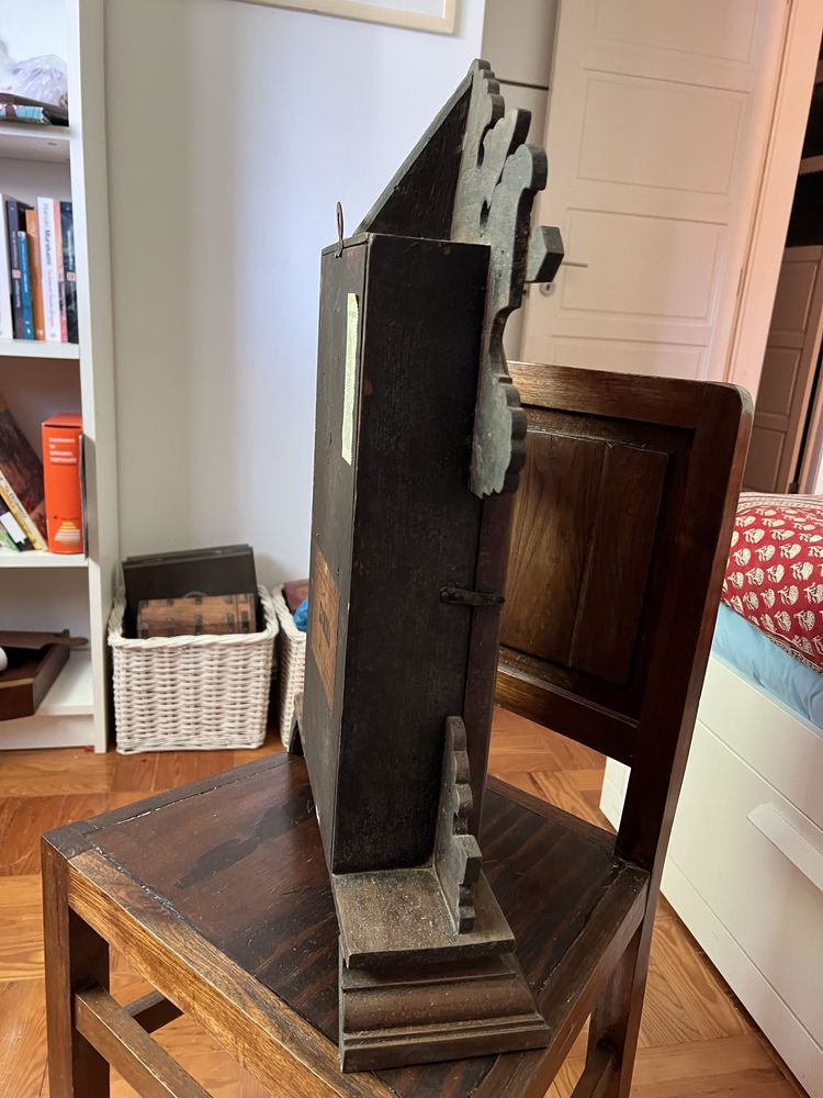 Relógio de mesa antigo com corda partida