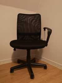 Czarny fotel obrotowy na kółkach do biurka, krzesło biurowe