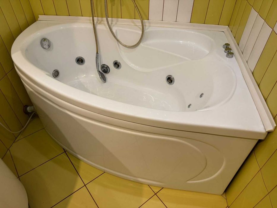 Ванна з гідромасажем та хромотерапією