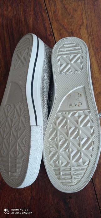 Nowe piękne srebrne trampki
