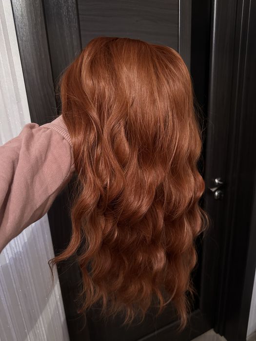 Довга гарна руда перука