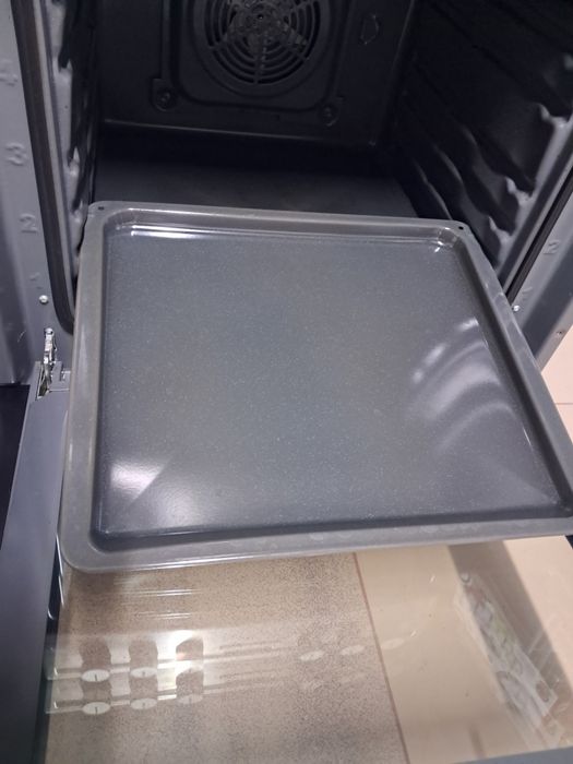 Широка електрична плита Аmica з  духовою шафою на 65л та шириною 60 см