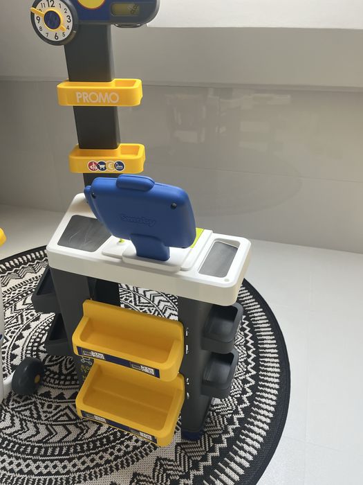 Sklepik lidl z wózkiem na zakupy