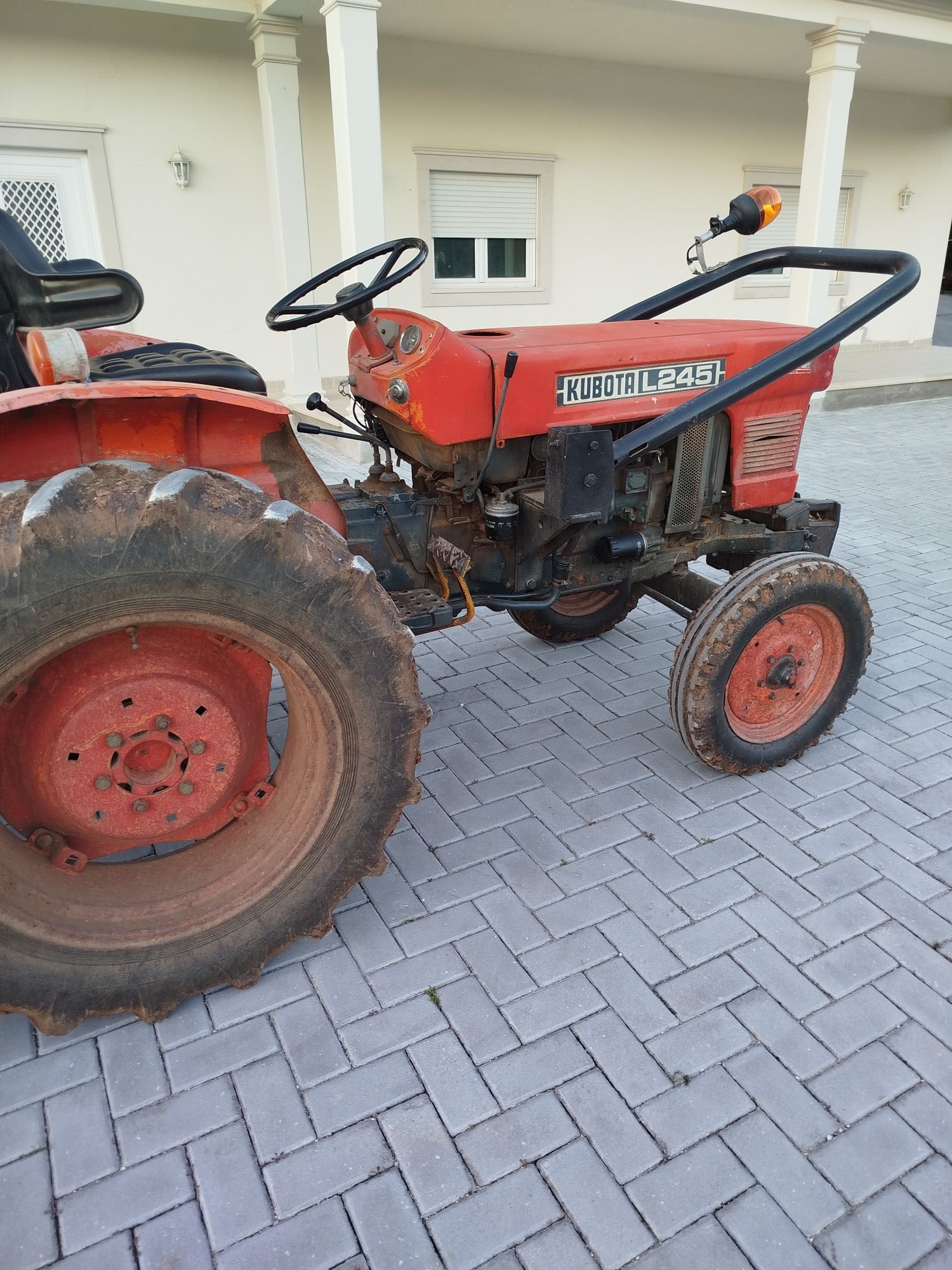 Kubota L 245 só o trator