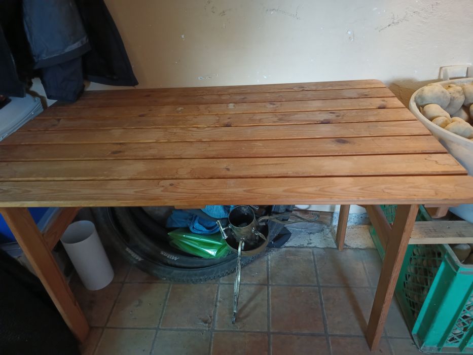 Drewniany stół ogrodowy