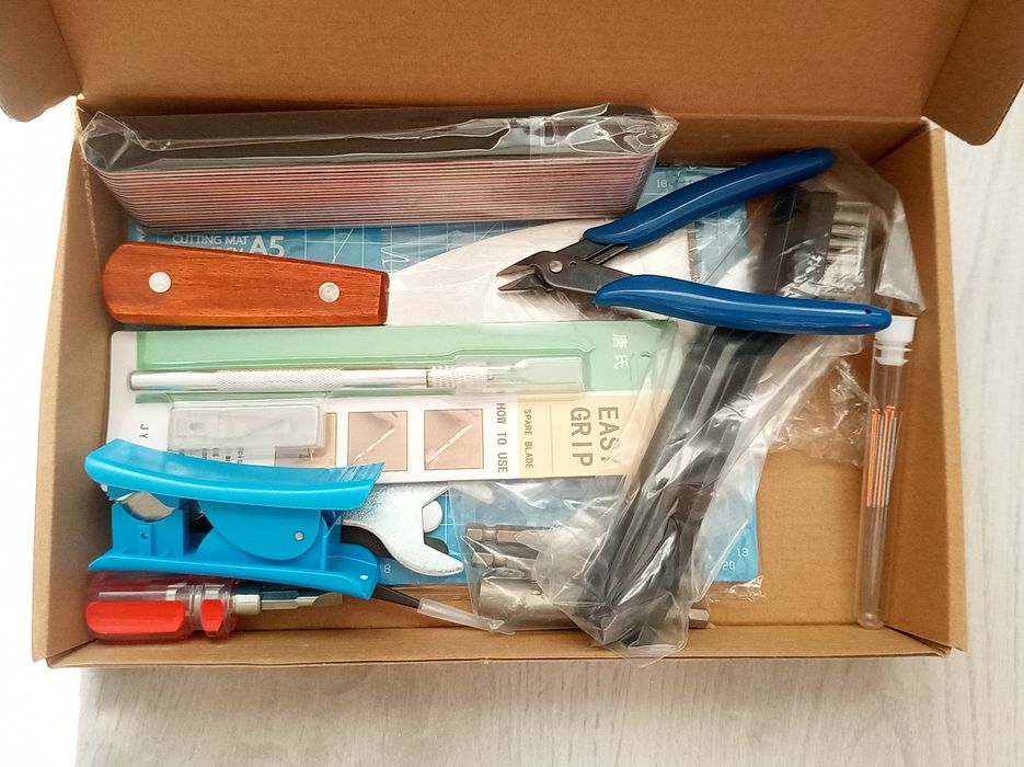 Komplet narzędzi do majsterkowania, modelarstwa lub rzeźbienia. Nowy