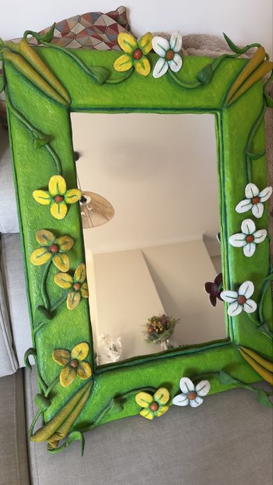 Espelho com moldura em espuma