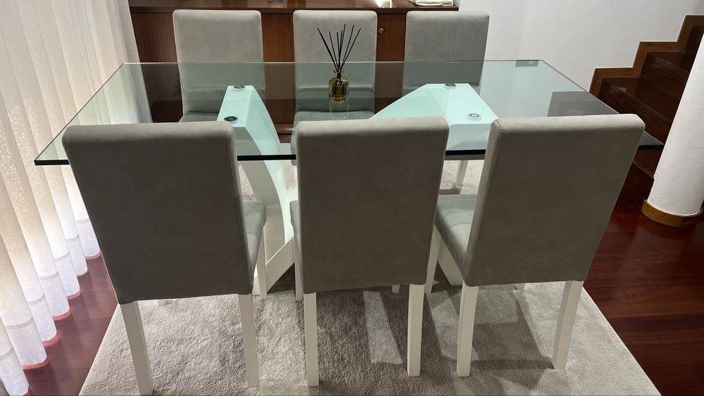 Conjunto mesa e cadeiras