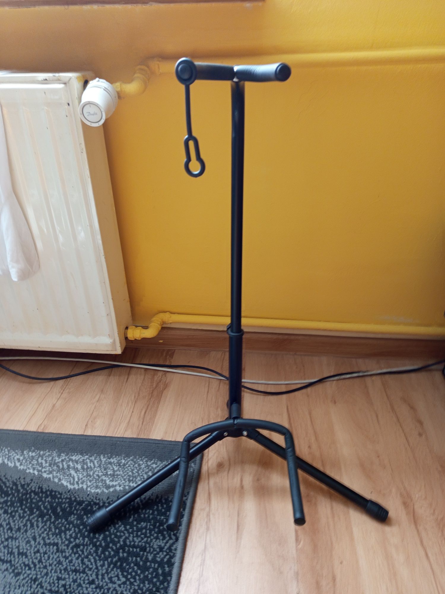 Stojak statyw gitarowy regulowany