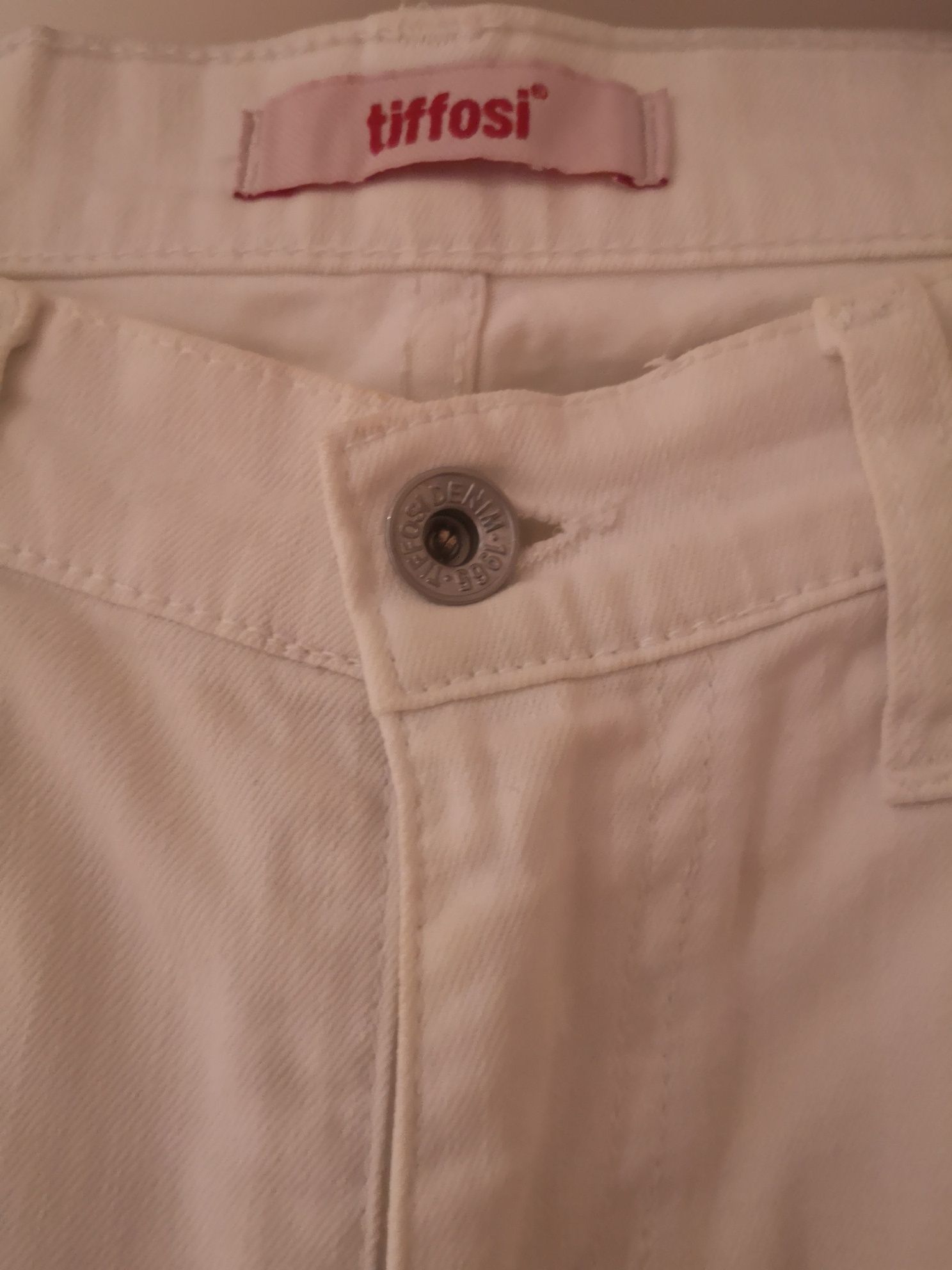 Jeans brancos senhora da "Tiffosi"