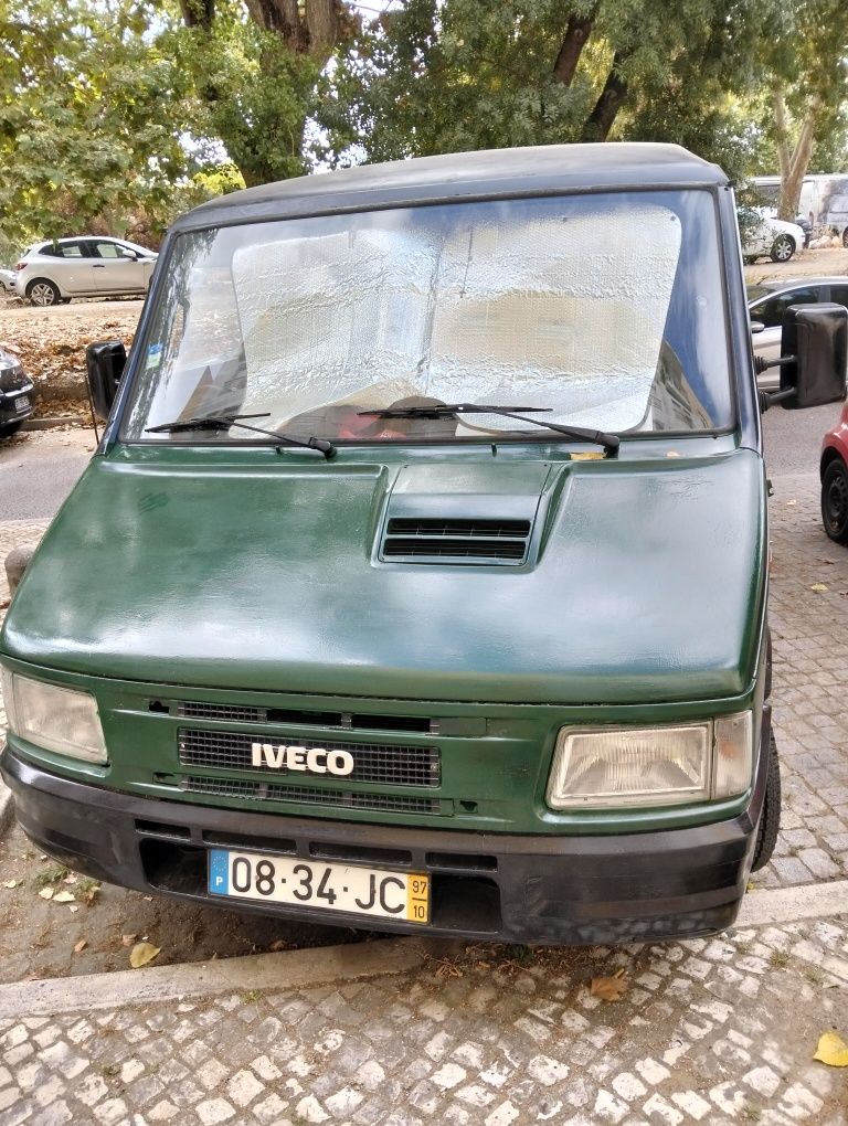Carrinha iveco a trabalhar