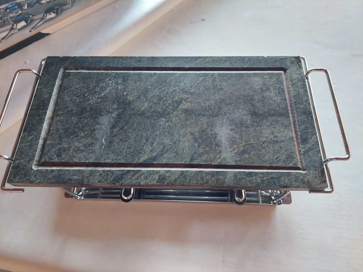 Grelhador de mesa, com pedra retangular.