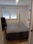 Quarto mobiliado com casa de banho