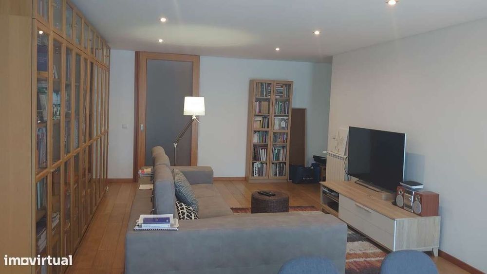 Vendo Apartamento T2 Semi-Novo Excelentes Áreas Centro Póvoa de Varzim