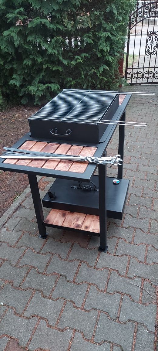 Nowy  grill  ładnie wygląda.
