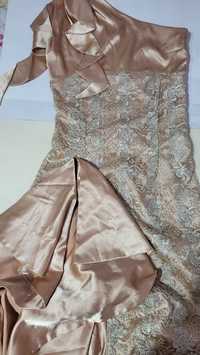 Эксклюзивное атласное платье с гипюром