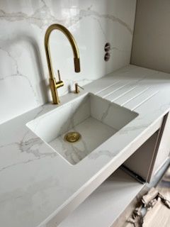 Blaty kuchenne kamiene łazienkowe montaż wymiana starych na nowe