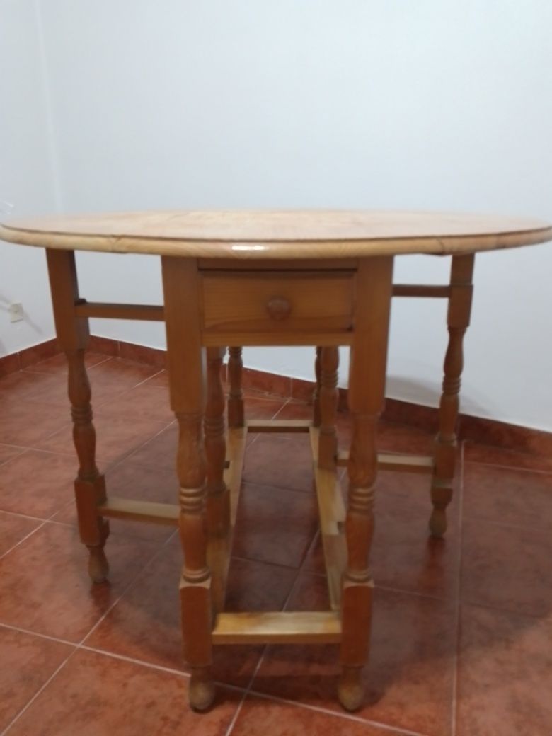 Mesa de cozinha redonda e duas cadeiras