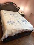 Colchas bordadas em linho e colchas antigas