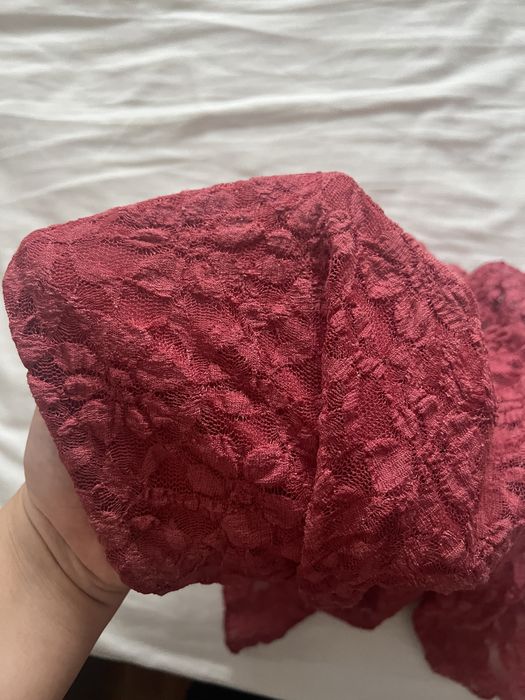 Top vermelho de renda