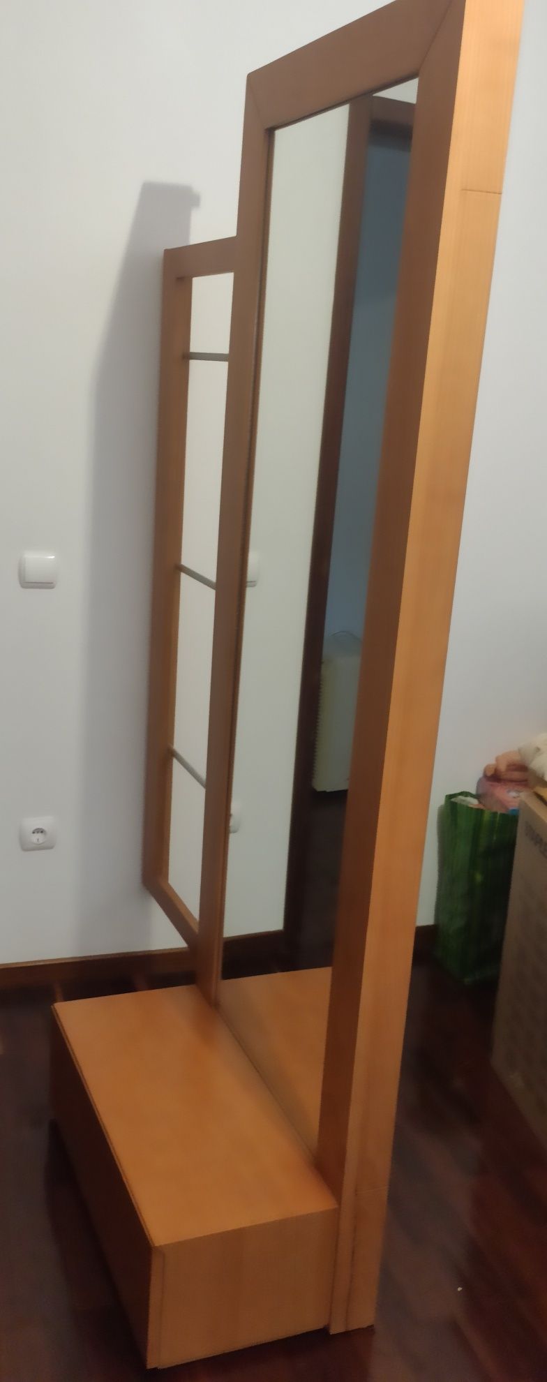 Espelho com gaveta e pendurou de roupa