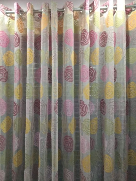 Cortinado de ilhós com varão em inox para quarto de menina