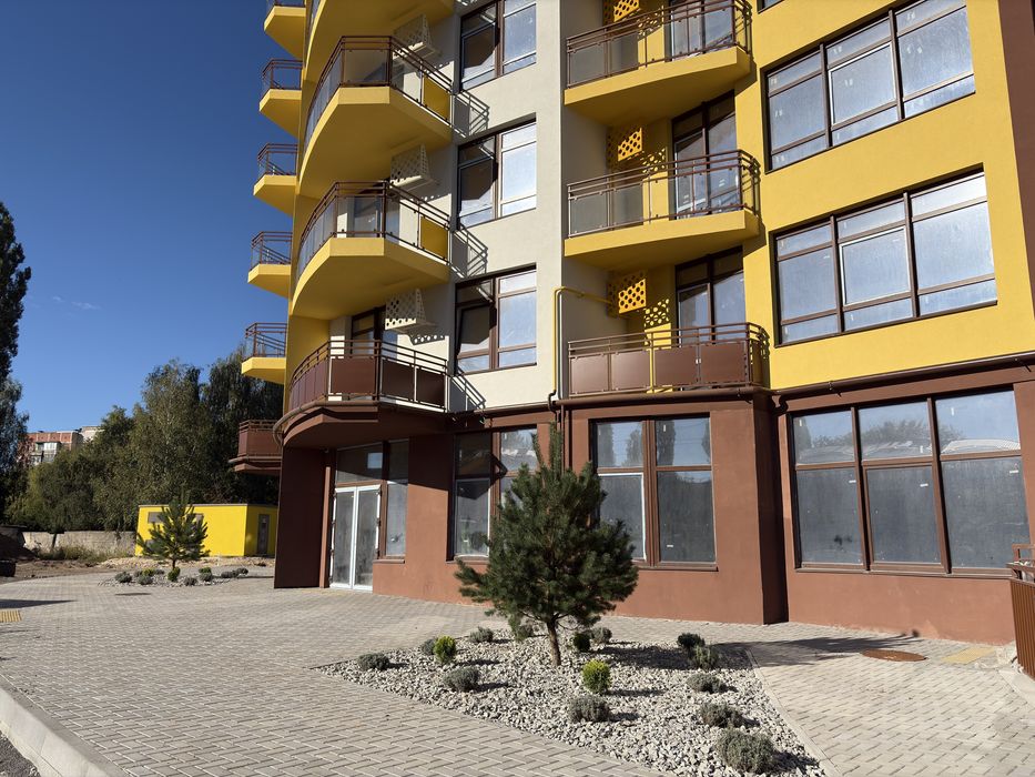 3 ОКРЕМИХ спальні та велика кухня