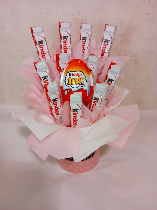 Букети та кошики з квітів та солодощів на замовлення