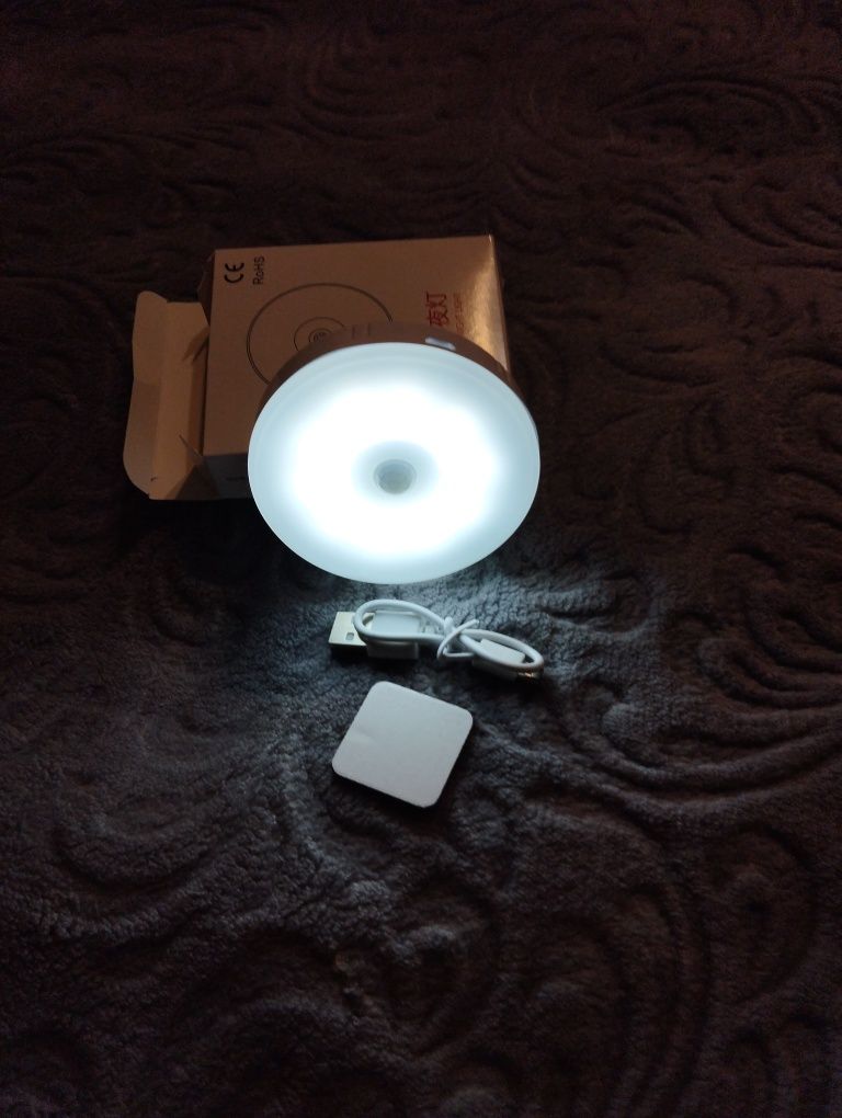 Світлодіодна лампа акумуляторна ночник з датчиком руху