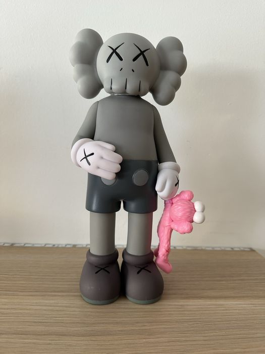 Boneco kaws.