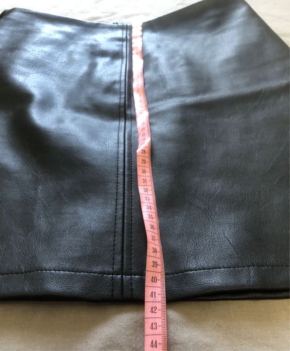 Коротка шкіряна спідниця