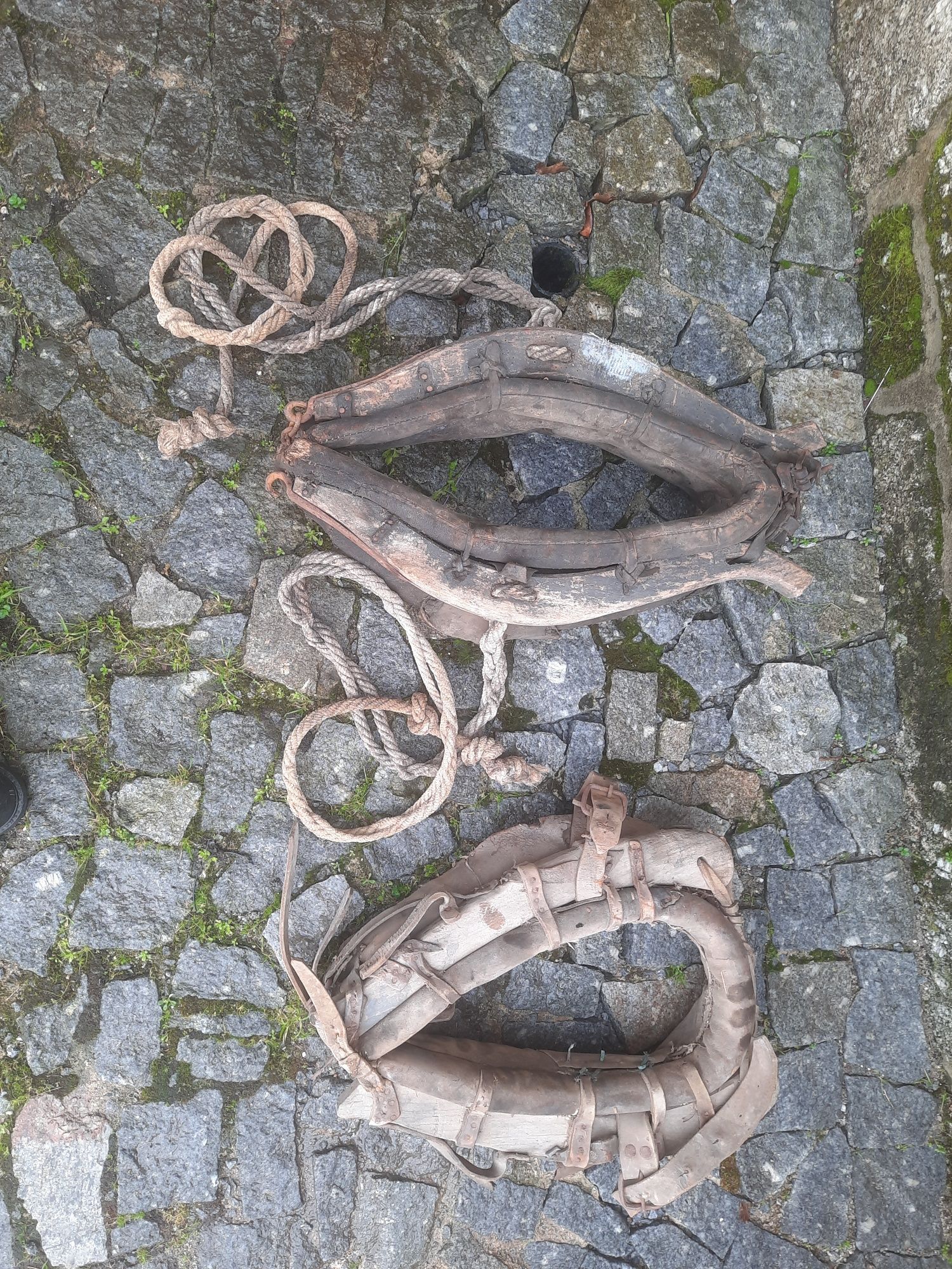 Artigos de cavlos. Monelhas antigas. De cavalaria. Em Travassós-Fafe