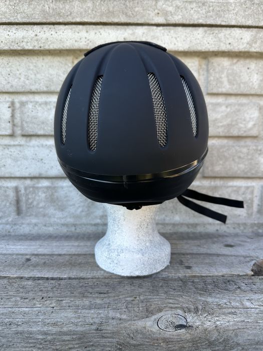 Czarny kask, toczek do jazdy konnej Covalliero Carbonic, rozmiar S/M