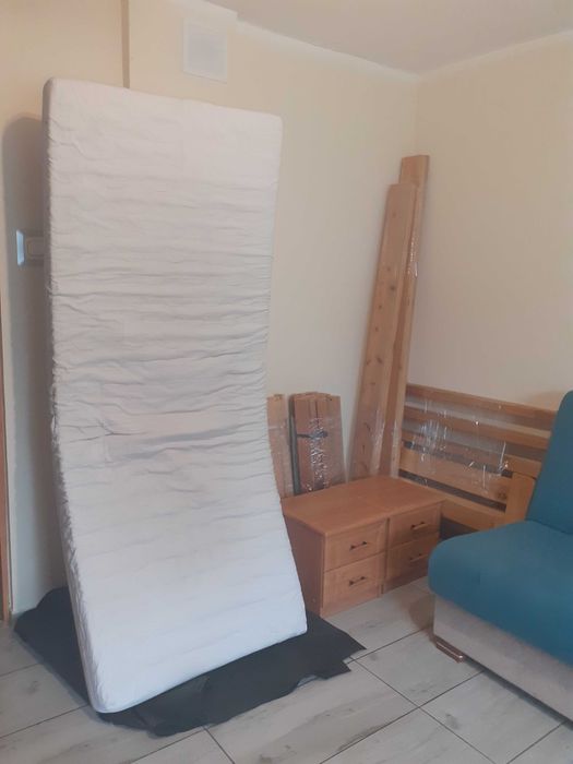 Dwa łóżka z materacem sprzedam