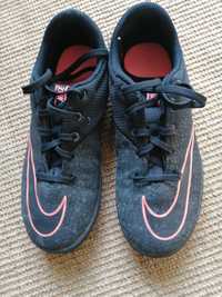 Chuteiras Nike 36,5 como novas