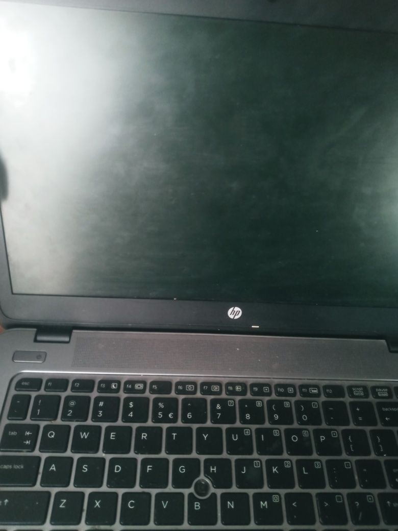 2 laptopy. hp takie same