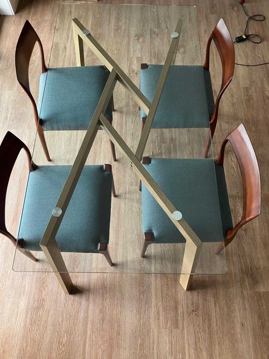 Mesa com tampo de Vidro contemporânea.