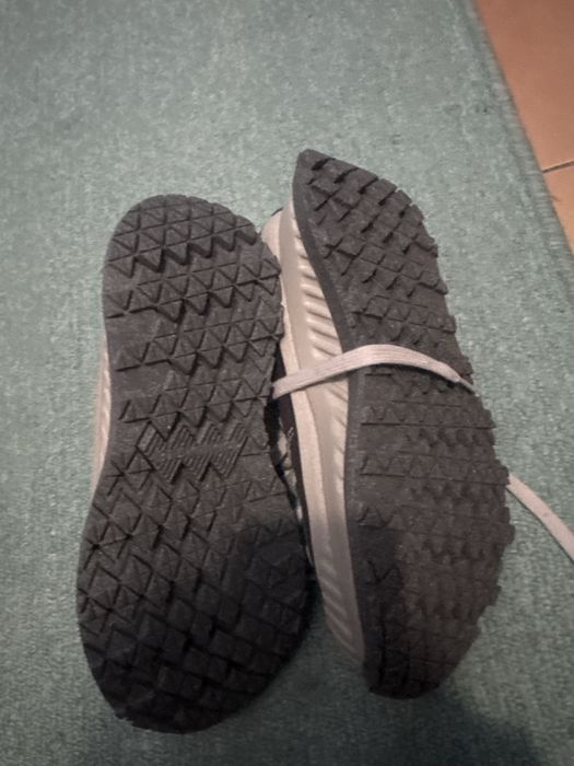 Tenis e uma sapatinha