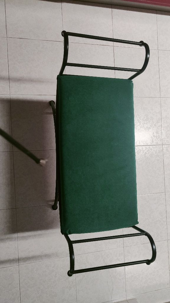 Banco forrado a verde